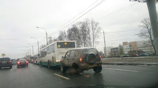 俄羅斯“最牛破車(chē)”：只剩仨輪“拄拐”上路(組圖)