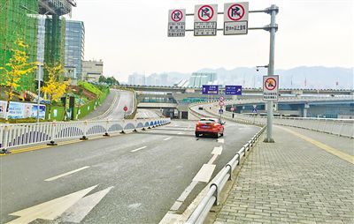12月18日，本報記者駕車經(jīng)過江北嘴千廝門大橋匝道附近道路和財信廣場旁支路體驗時，收音機里能聽到神秘的路況提示音。本報記者