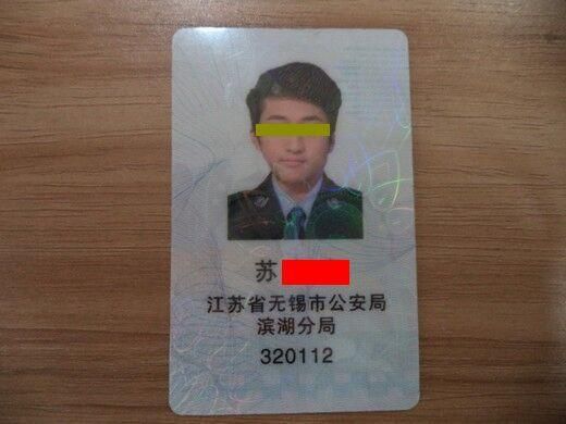 男子制作假經(jīng)查證在酒吧執(zhí)法。