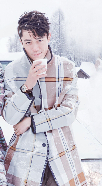 胡歌和霍建華為雜志拍攝了一組封面照，二人穿著同款風(fēng)衣，在白雪中端著咖啡，恩愛(ài)“虐狗”
