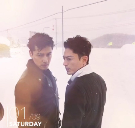 胡歌和霍建華為雜志拍攝了一組封面照，二人穿著同款風(fēng)衣，在白雪中端著咖啡，恩愛(ài)“虐狗”