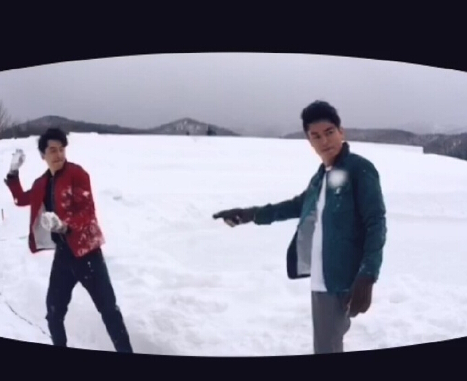 胡歌和霍建華為雜志拍攝了一組封面照，二人穿著同款風(fēng)衣，在白雪中端著咖啡，恩愛(ài)“虐狗”