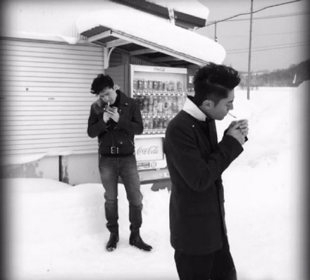 胡歌和霍建華為雜志拍攝了一組封面照，二人穿著同款風(fēng)衣，在白雪中端著咖啡，恩愛(ài)“虐狗”