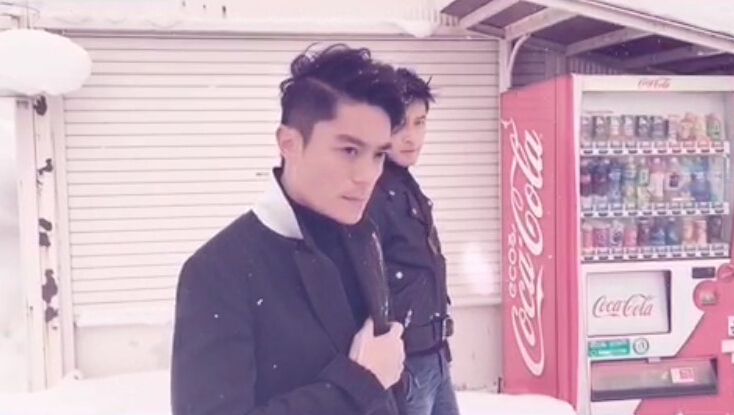 胡歌和霍建華為雜志拍攝了一組封面照，二人穿著同款風(fēng)衣，在白雪中端著咖啡，恩愛(ài)“虐狗”