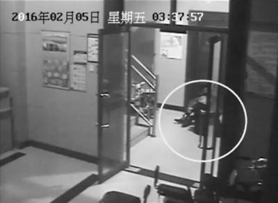 小區(qū)監(jiān)控視頻截圖，兩人一坐一跪竟聊了十多分鐘。