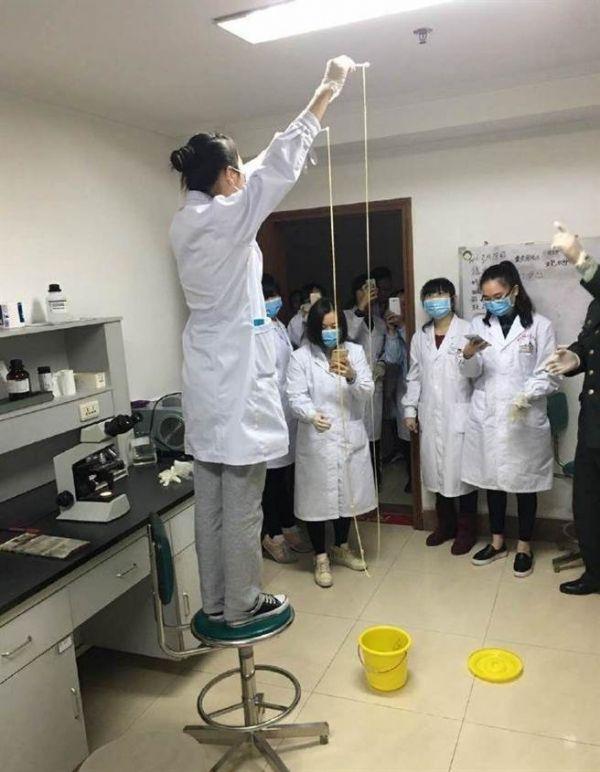 愛(ài)吃生肉惹的禍！男子體內(nèi)取出5米長(zhǎng)寄生蟲(chóng)(圖)