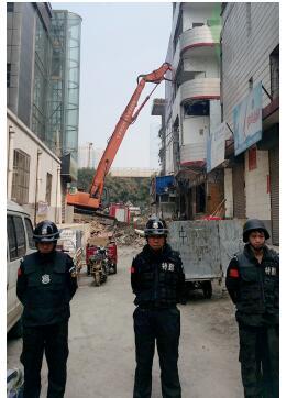 根據(jù)《太原市和小 店區(qū)平陽路街道親賢城中村改造拆遷安置補償方案》，結(jié)合親賢實際，親賢社區(qū)補償安置采取“商業(yè)用房安置+小戶型公寓住宅安置+貨幣補償”的方式，其中每分 （0.1 畝）置換商業(yè)用房50平方米+小戶型公寓住宅80平方米+貨幣補償20萬元人民幣。（拍攝：2015年9月17日）