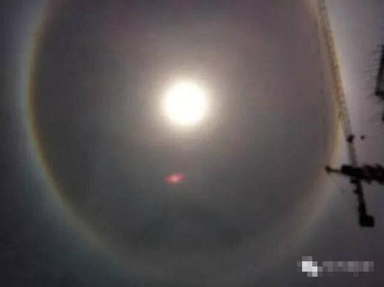 上?，F(xiàn)UFO 專(zhuān)家稱(chēng)光圈是日暈亮點(diǎn)或是飛行器(圖)