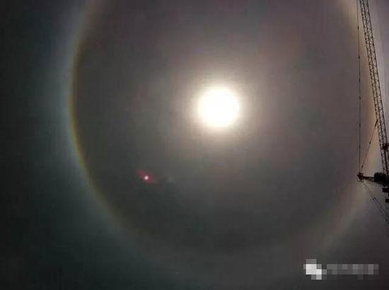 上海現(xiàn)UFO 專(zhuān)家稱(chēng)光圈是日暈亮點(diǎn)或是飛行器(圖)