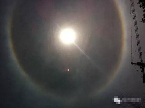 上?，F(xiàn)UFO 專(zhuān)家稱(chēng)光圈是日暈亮點(diǎn)或是飛行器(圖)