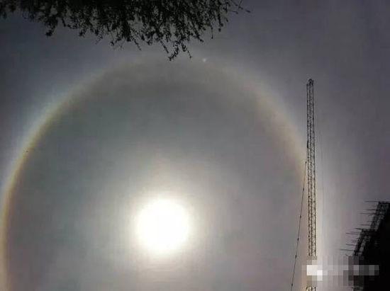 上?，F(xiàn)UFO 專(zhuān)家稱(chēng)光圈是日暈亮點(diǎn)或是飛行器(圖)