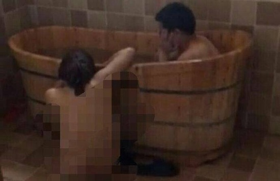 視頻顯示，一男一女赤身裸體地在浴盆中洗澡。