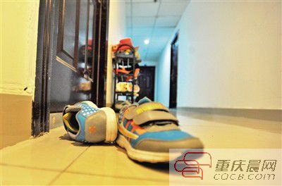 出事小孩的鞋子凌亂地擺放在自家門前。