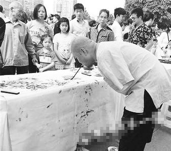 黃國富在作畫。資料照片