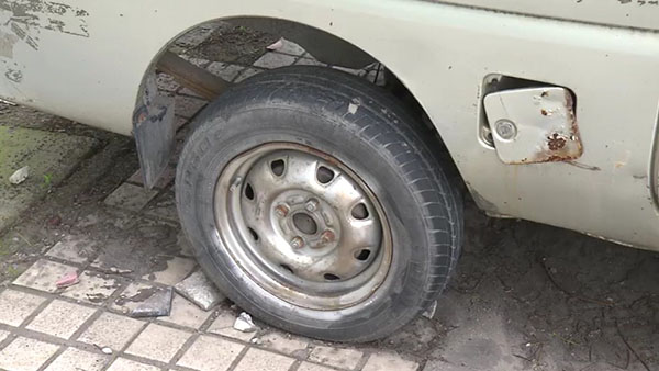 小面包車的輪胎已經(jīng)基本脫離了輪轂。