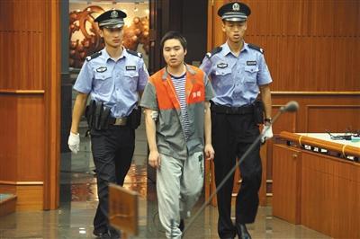 昨天上午，強奸幼女的楊某被帶進法庭聽候?qū)ψ约旱慕K審判決。通訊員 李佳 攝