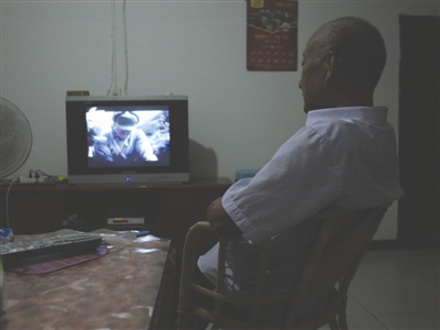 昨日，古藺，69歲的楊正元獨(dú)自在家看電視