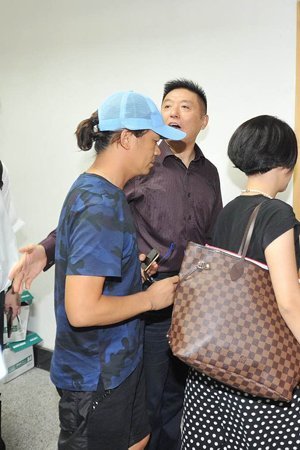 新京報(bào)快訊(記者劉洋)今天上午9時(shí)許，王寶強(qiáng)在律師張起淮的陪同下到北京朝陽(yáng)法院，起訴離婚并交納訴訟費(fèi)。王寶強(qiáng)方預(yù)估財(cái)產(chǎn)總額至少在1個(gè)億，法院遂按照1億元暫計(jì)財(cái)產(chǎn)價(jià)值，依據(jù)《訴訟費(fèi)交納辦法》收取了訴訟費(fèi)24.9575萬(wàn)元。