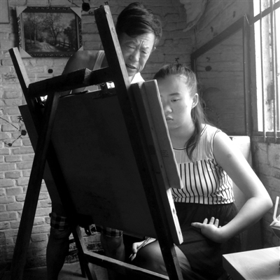 　女兒畫畫，父親在一旁指導(dǎo)