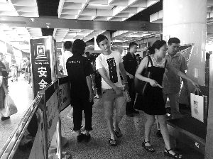 南京地鐵新街口站，大多數(shù)市民自覺配合安檢
