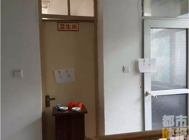 當(dāng)馮女士走出大門(mén)，繞到院子的側(cè)面時(shí)，衛(wèi)生間窗戶(hù)下方草叢中的一幕，讓她驚出了一身冷汗。農(nóng)家樂(lè)老板娘馮女士：“就是孩子，旁邊帶著胎盤(pán)?！弊蛲硎稽c(diǎn)半事發(fā)后，馮女士報(bào)了警，很不幸，男嬰已經(jīng)死亡。涉及的兩個(gè)房間，暫時(shí)被封鎖，里面已經(jīng)清理干凈。隨后記者也從轄區(qū)草堂派出所了解到，這兩男一女三人是朋友關(guān)系，女子的年齡大概是二十二三歲。該女子事發(fā)后被送往醫(yī)院，同行的兩名男子當(dāng)時(shí)被警方帶去派出所接受了筆錄調(diào)查后，已經(jīng)離開(kāi)了派出所。