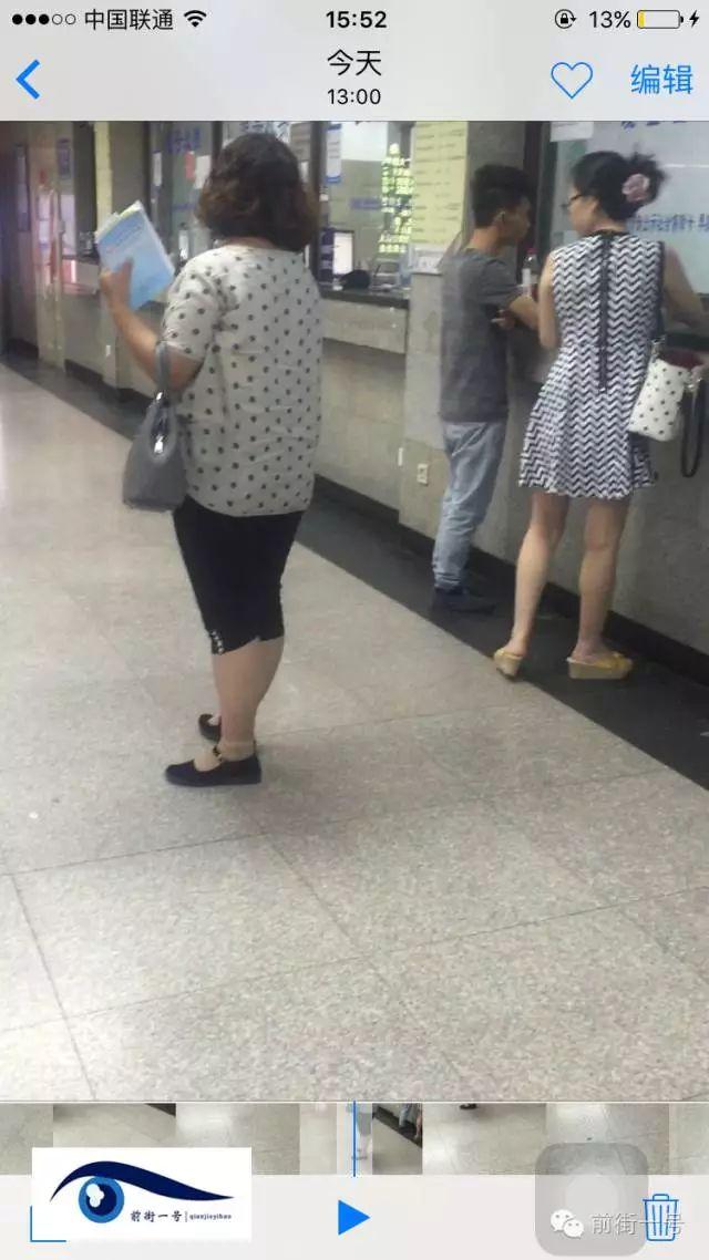 該女子在大廳內(nèi)徘徊發(fā)現(xiàn)女患者便主動(dòng)上前搭訕。