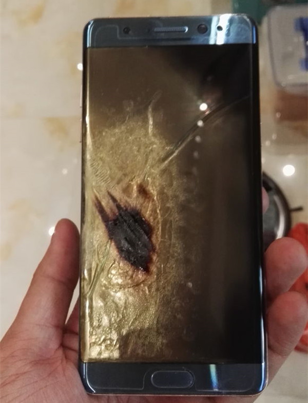 此外，該用戶還曬出了此前收到手機時在發(fā)在朋友圈的開箱圖，這款珊瑚藍版Note7是在9月2日左右拿到貨，從三星官網(wǎng)查詢這臺機器的IMEI號碼可知，該機的意外損壞保險服務(wù)開始時間為9月3號，并非三星官方召回的1858臺測試體驗機。