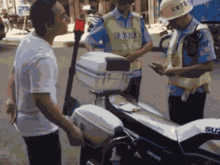 廣西梧州一男子騎車(chē)違法加裝遮陽(yáng)傘，辱罵腳踹執(zhí)法交警被拘