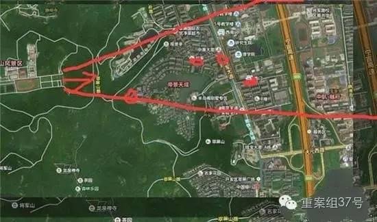 射擊場(chǎng)子彈射出方向（紅箭頭）有多個(gè)居民小區(qū) 。 圖片來(lái)源：交匯點(diǎn)新聞