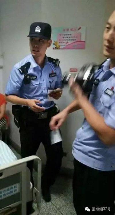 民警到醫(yī)院對(duì)秦女士體內(nèi)子彈取證調(diào)查。 受訪者供圖