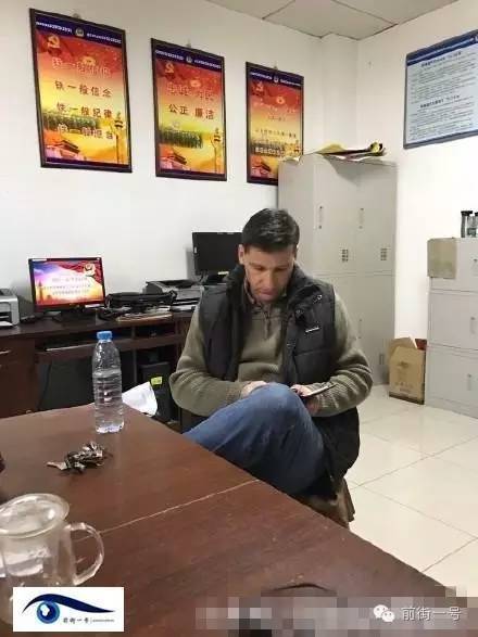該外籍男子在派出所接受詢問(wèn)。（網(wǎng)友供圖）