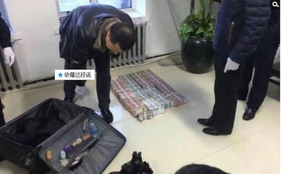 京華時(shí)報(bào)訊昨天凌晨1點(diǎn)左右，黑龍江省密山市一銀行金庫發(fā)生搶劫案。一名身穿迷彩服男子準(zhǔn)備劫取現(xiàn)金時(shí)被發(fā)現(xiàn)，致一名金庫值守人員死亡，隨后棄款而逃。目前，該男子尚未歸案，案件正在全力偵辦中。