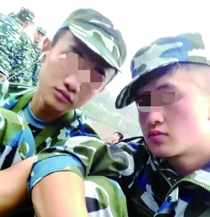 入學(xué)軍訓(xùn)時(shí)，滕某（左）和蘆海清的合影