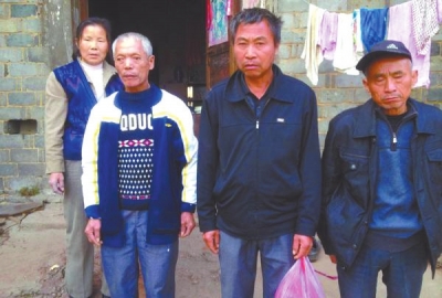 已被判死緩、在獄中服刑的4個村民的家人一直在為兒子喊冤。圖片來自網(wǎng)絡(luò)