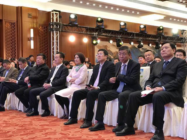 董明珠在現(xiàn)場演講時表示，她愿意拿她所有的資產(chǎn)投入到珠海銀隆里。據(jù)悉，同時與珠海銀隆原始股東共同簽署增資協(xié)議的，還有董明珠個人及北京燕趙匯金國際投資有限責任公司、大連萬達集團股份有限公司、江蘇京東邦能投資管理有限公司等3家知名企業(yè)，5家單位或個人共同增資30億，獲得珠海銀隆22.388%的股權。