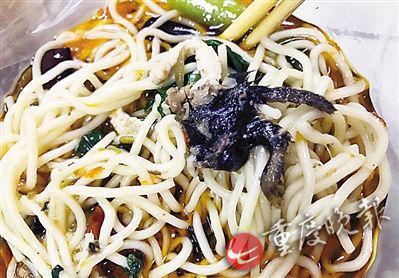 照片顯示，酸菜肉絲面有疑似老鼠腿物體。(圖片來自網(wǎng)絡(luò))