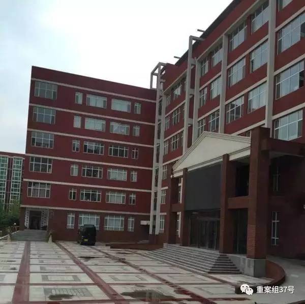 17歲高中男生教室里掐死女同學，被訴故意殺人和強奸