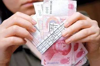 最低工資標(biāo)準(zhǔn)上調(diào)，在原最低工資標(biāo)準(zhǔn)線的勞動(dòng)者工資將提高，到手工資會(huì)跟著上漲。