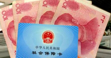 從今年1月1日開始，原有的失業(yè)保險(xiǎn)費(fèi)率是1.5%的有22個(gè)省份，包括新疆生產(chǎn)建設(shè)兵團(tuán)，可以在確保失業(yè)保險(xiǎn)金按時(shí)足額發(fā)放、穩(wěn)崗補(bǔ)貼順利實(shí)施的基礎(chǔ)上，可以降低0.5個(gè)百分點(diǎn)。個(gè)人的費(fèi)率不超過單位的費(fèi)率。