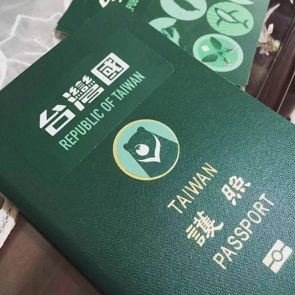 環(huán)環(huán)一直排在這個女孩后面，想看看日本入境官員如何處理這個令人啼笑皆非的所謂“臺灣國”。
