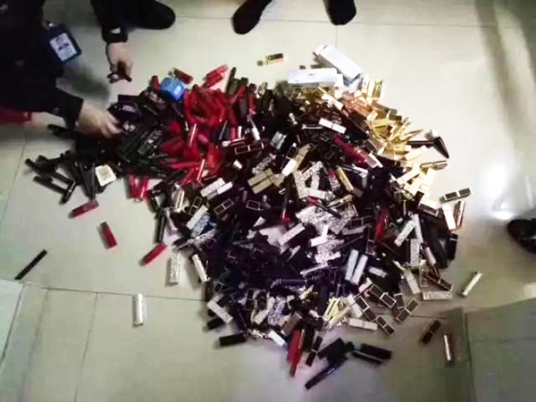 民警搜查出來的口紅。
