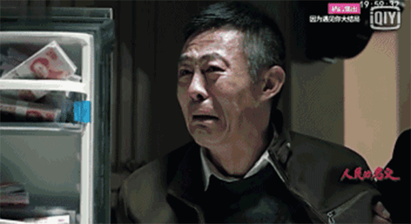 查案人員搜出的2.3億現(xiàn)金，從銀行運(yùn)來(lái)十二臺(tái)點(diǎn)鈔機(jī)，竟然燒壞了六臺(tái)。