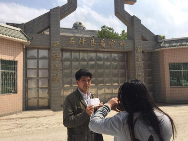陳全松父親給看守所中的兒子交生活費(fèi)。
