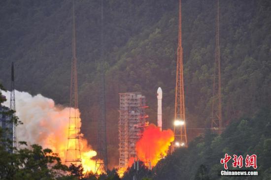 4月12日19時(shí)04分，中國(guó)西昌衛(wèi)星發(fā)射中心成功發(fā)射實(shí)踐十三號(hào)衛(wèi)星。 葉樂(lè)峰 攝