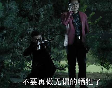 《人民的名義》原著小說(shuō)有這么一段：趙瑞龍要找殺手殺了侯亮平，結(jié)果趙瑞龍的三姐發(fā)話：侯亮平要是死了趙瑞龍也要死!這就說(shuō)明了大boss趙立春沒(méi)把握在侯死后的各方反應(yīng)中護(hù)住兒子趙瑞龍，因此，這就告訴了讀者，侯亮平的背景絕對(duì)不比趙立春差!