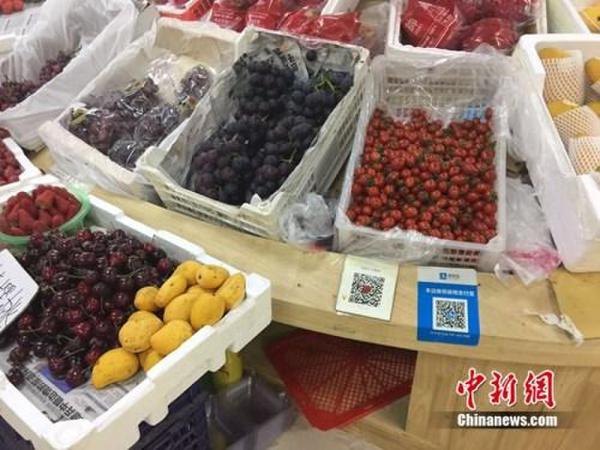 某水果攤，收款二維碼貼在顯眼位置。中新網(wǎng) 吳濤 攝