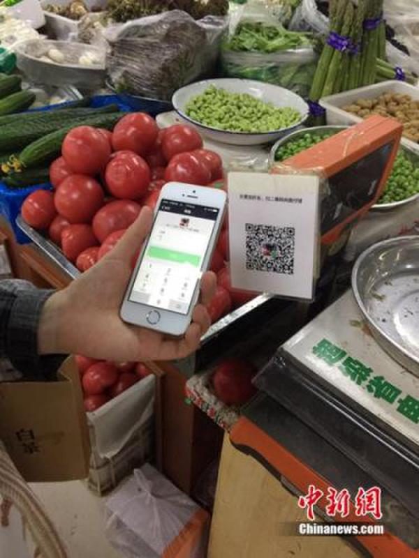 有顧客正在用微信支付結(jié)賬。中新網(wǎng) 吳濤 攝