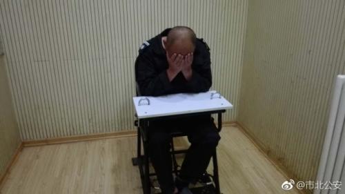  打人男子。圖片來源：青島市公安局市北分局官方微博