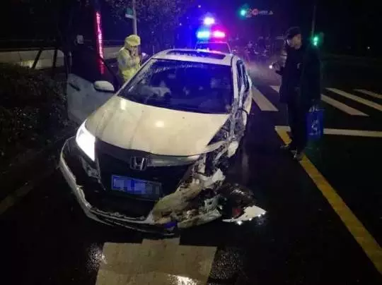 今天凌晨，杭州一對(duì)環(huán)衛(wèi)工夫婦被車撞進(jìn)錢塘江
