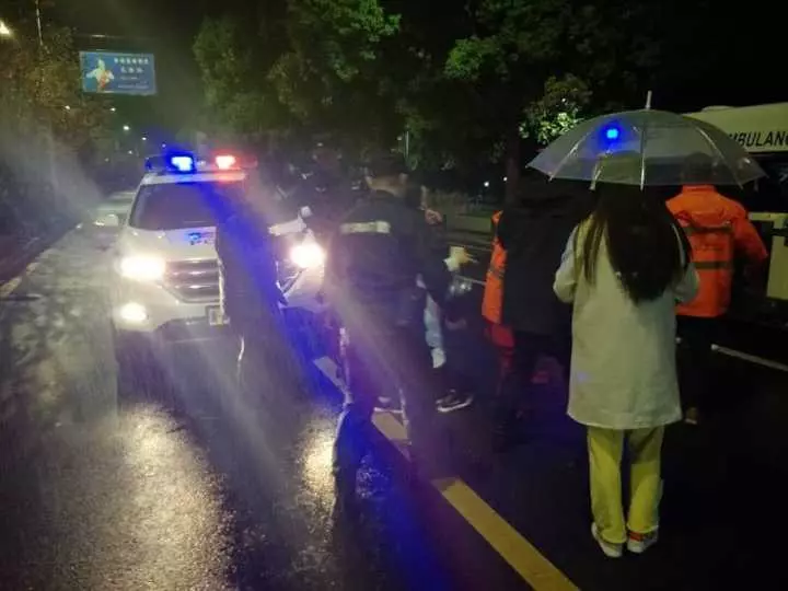 今天凌晨，杭州一對(duì)環(huán)衛(wèi)工夫婦被車撞進(jìn)錢塘江